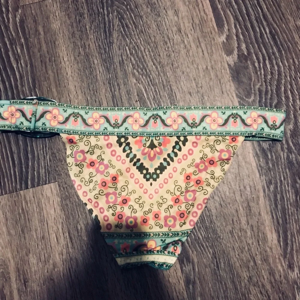 Victoria’s Secret bikini - Picture 3 of 3